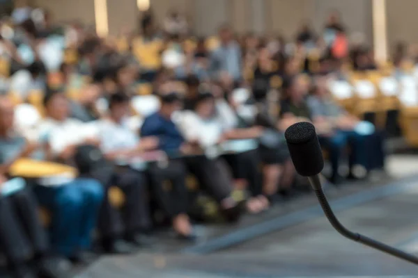 Microfone sobre sala de conferência turva — Fotografia de Stock