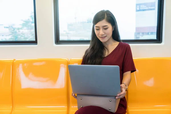 Joven mujer asiática usando Laptop —  Fotos de Stock