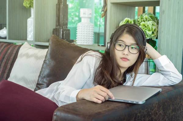 Hermosa joven empresaria escuchando música —  Fotos de Stock