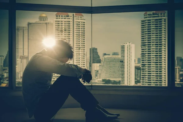 Депрессивный мужчина, сидящий у окна — стоковое фото