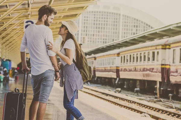 Pareja de viajeros multiétnicos —  Fotos de Stock