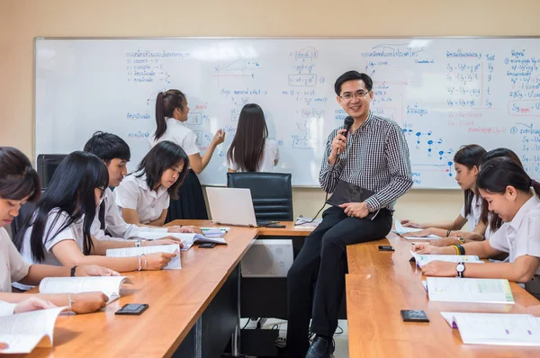 Profesor dando lección a los estudiantes —  Fotos de Stock