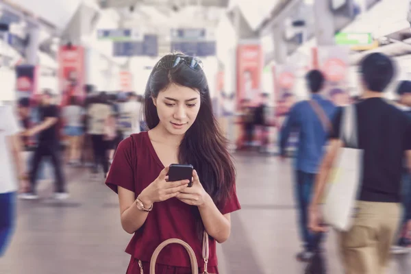 Mulher asiática passageiro usando smartphone — Fotografia de Stock