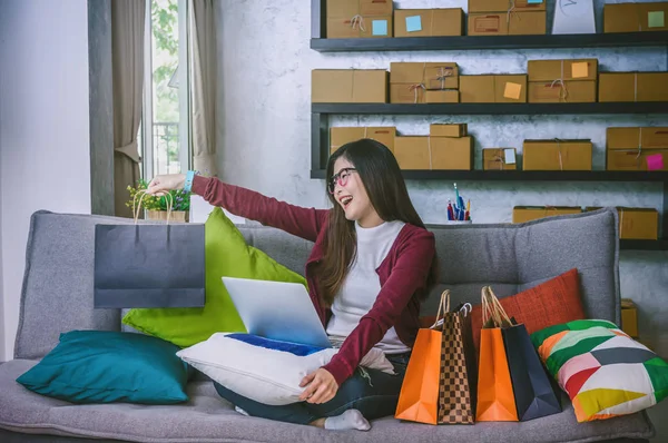 Frau arbeitet mit Laptop — Stockfoto