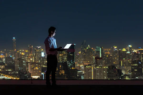 Asiatische Geschäftsmann mit Laptop — Stockfoto