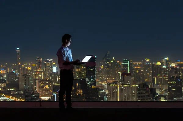 Asiático hombre de negocios utilizando portátil — Foto de Stock