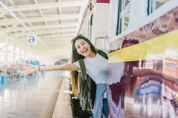 Viajero antes de la salida del tren — Foto de Stock