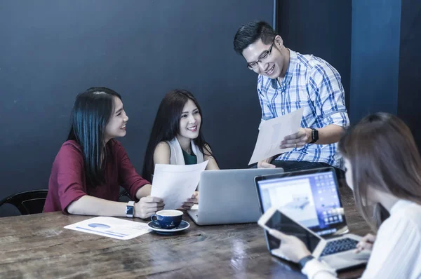 Mensen uit het bedrijfsleven met behulp van laptops — Stockfoto