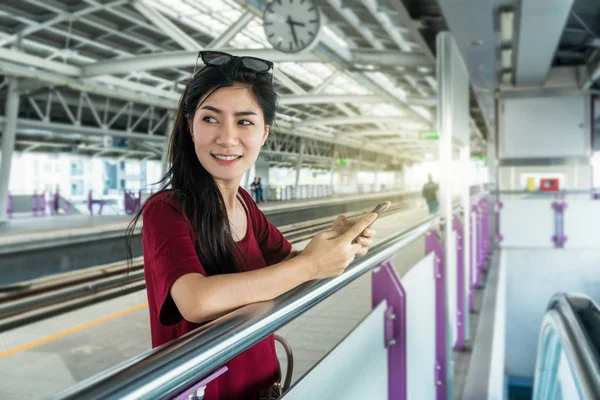 Asyalı kadın yolcu Smartphone kullanarak — Stok fotoğraf