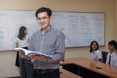 öğretmen öğrencilere vererek ders