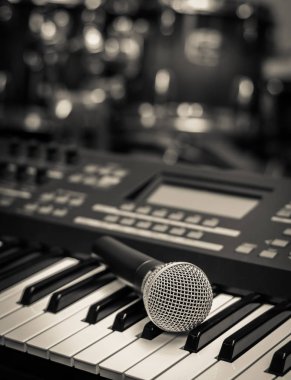 müzik klavye üzerinde mikrofon  
