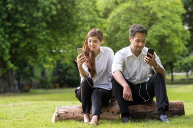 Akıllı telefonlar kullanarak mutlu Asya çift