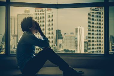 Depresif adam katta oturan 