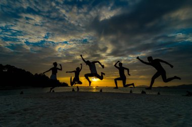 arkadaşlar kumsal üzerinde atlama