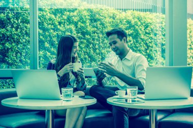 dizüstü bilgisayarlar ve akıllı telefon kullanan kişiler