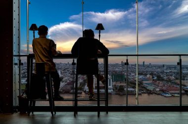 Windows çalışma erkeklerin siluetleri 