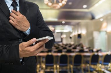 Akıllı telefon kullanan iş adamı 