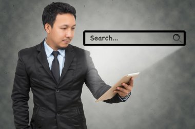 Asya işadamı tablet kullanma