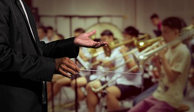 Önde gelen orkestra şefi eller 