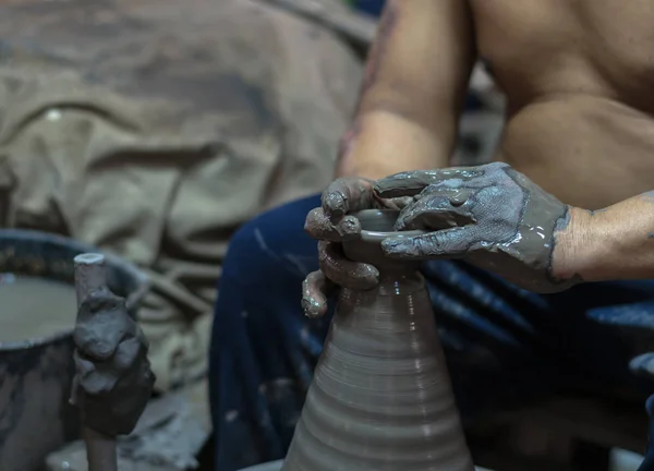 Гончар створює глиняну банку — стокове фото