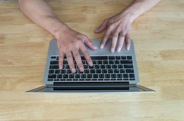 Αρσενικό χέρια χρησιμοποιώντας φορητό υπολογιστή — Φωτογραφία Αρχείου