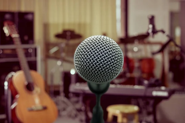 Microfone sobre instrumentos de música turva — Fotografia de Stock
