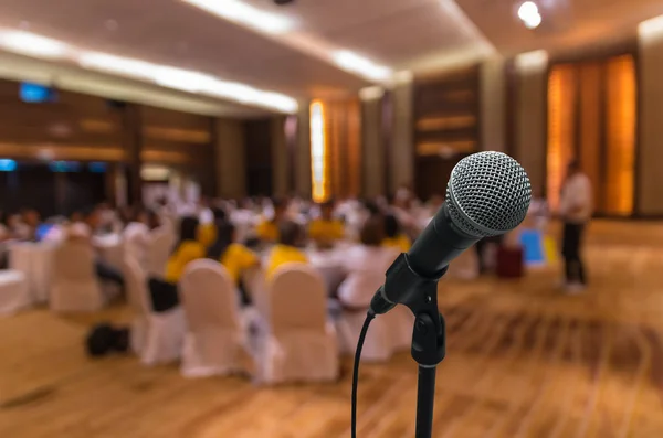 Microphone over blurred conference hall interior — Stock Photo, Image
