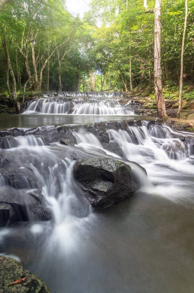 Bela cachoeira na floresta — Fotografia de Stock