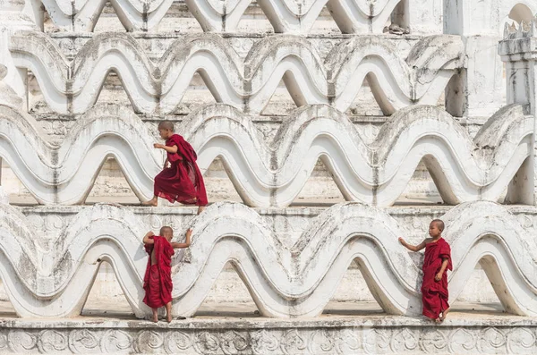 Young monks Climbing on Pagoda — Stock Photo, Image