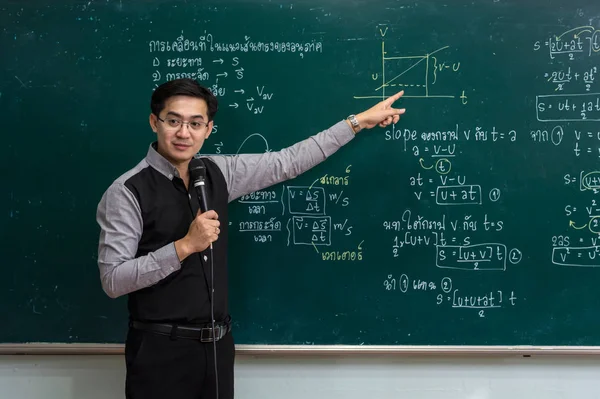 Asiática profesora dando lección — Foto de Stock