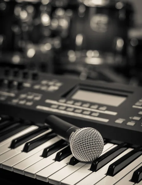 microphone on music keyboard