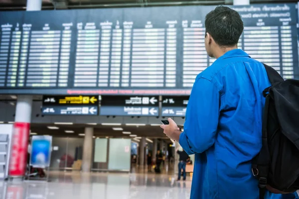 Viajante usando smartphone para check-in — Fotografia de Stock