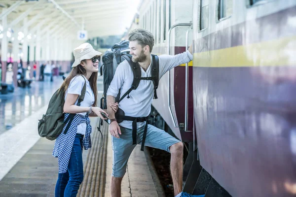 Viajeros Subir al tren —  Fotos de Stock