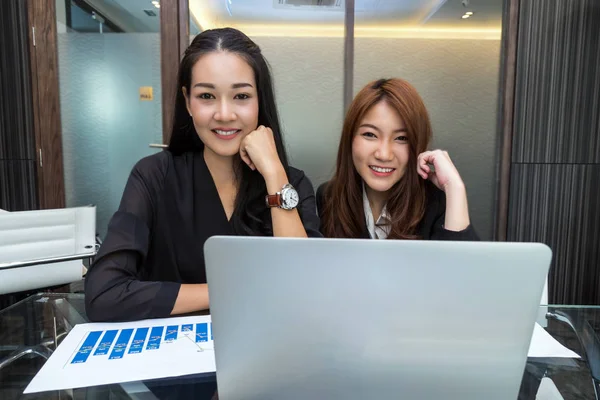 Las mujeres de negocios con portátil en la oficina moderna —  Fotos de Stock
