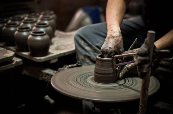 Potter vytvoření hliněné nádoby — Stock fotografie