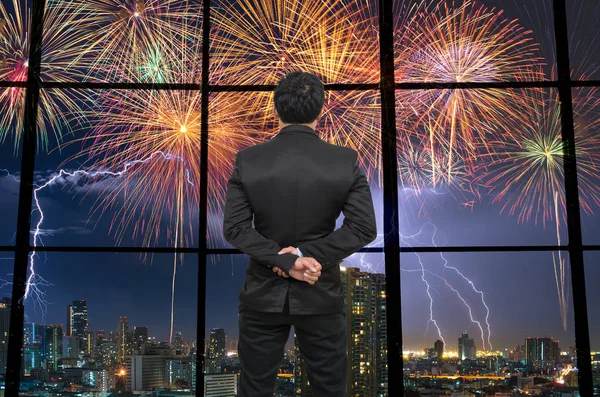 Hombre de negocios mirando fuegos artificiales —  Fotos de Stock