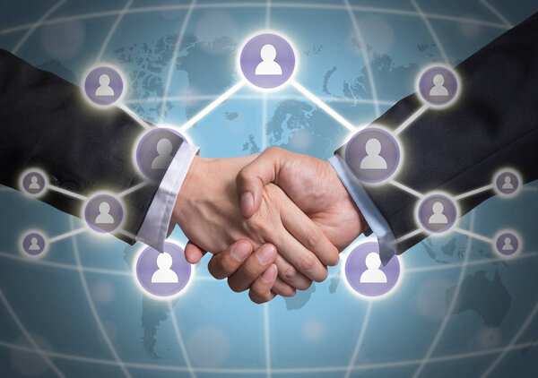 Деловое рукопожатие с символом социальных сетей
 