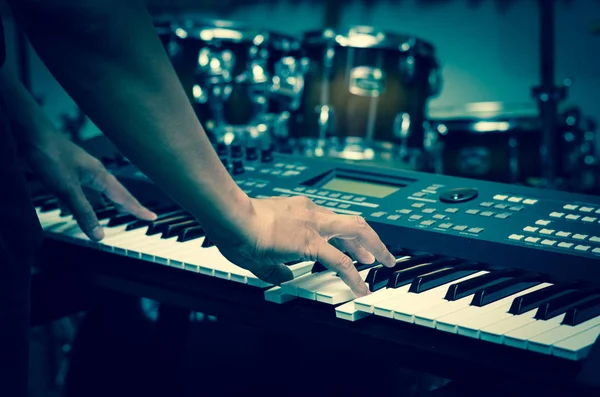 Handen spelen toetsenbord op piano — Stockfoto