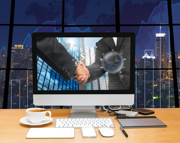 Monitorowanie za pomocą uzgadniania między biznesmen w ekranie — Zdjęcie stockowe