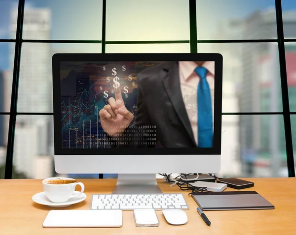 Desktop mit Geschäftsmann, der auf Geldzeichen drückt — Stockfoto