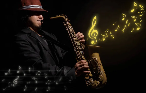 Saxofonist in donkere kamer — Stockfoto