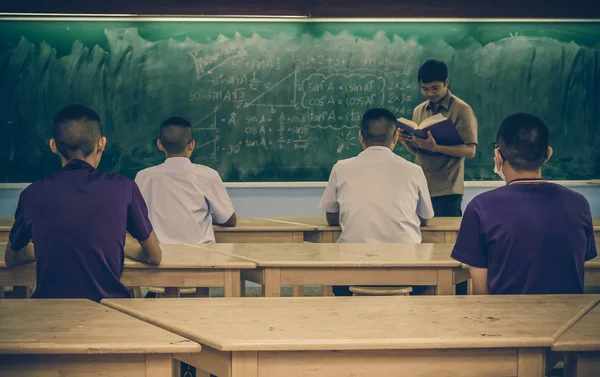 Professor dando lição aos alunos — Fotografia de Stock