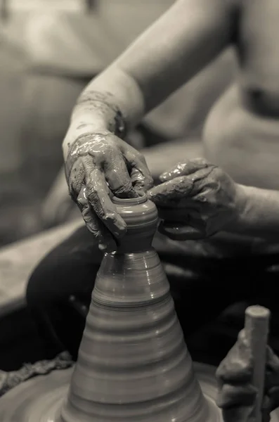 Potter creating an earthen jar — Stock Photo, Image