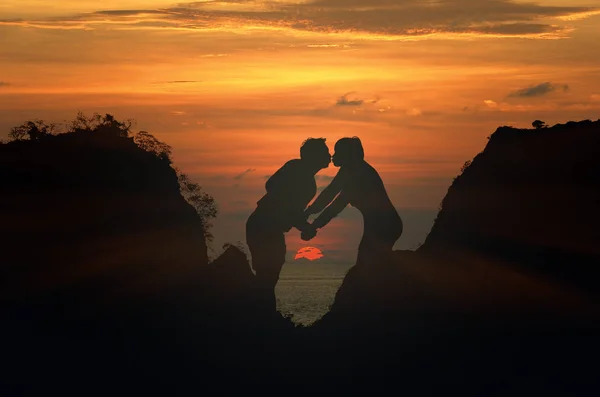 Silhouette di amanti baciare — Foto Stock