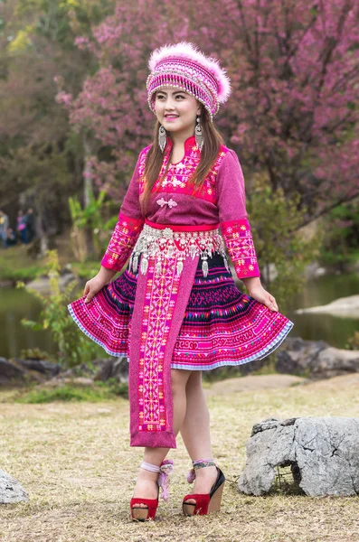 Menina Hmong com terno Hmong tradicional — Fotografia de Stock