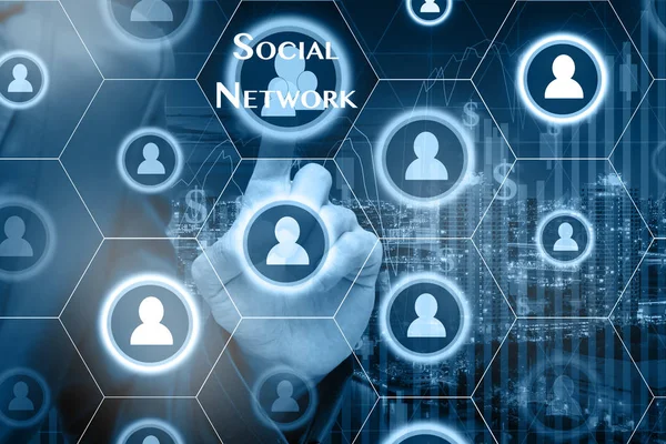 Üzletember megható szociális hálózat ikonra — Stock Fotó