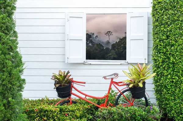 山の範囲の壁の近くの自転車 — ストック写真