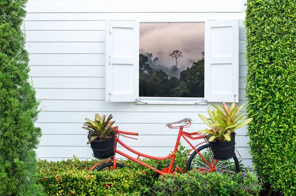 Fiets in de buurt van muur met gebergte — Stockfoto