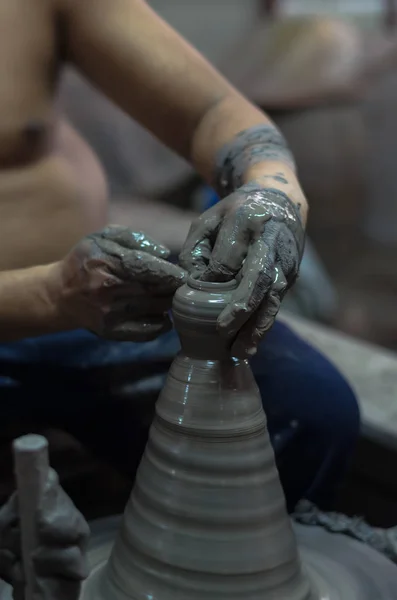 Гончар, создающий глиняную банку — стоковое фото