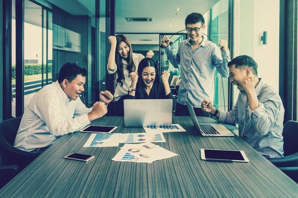 Zakenmensen die in een modern kantoor werken — Stockfoto